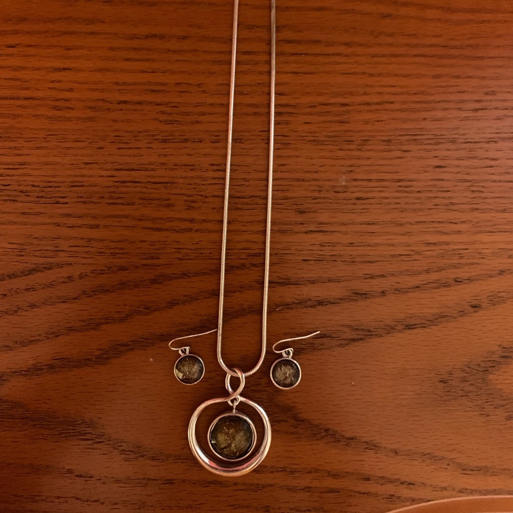 Necklace/earrings set